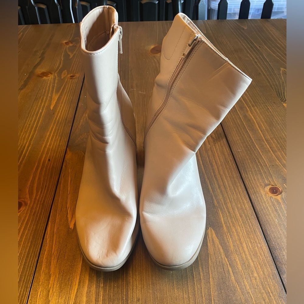Target boots cream/tan size 9.5